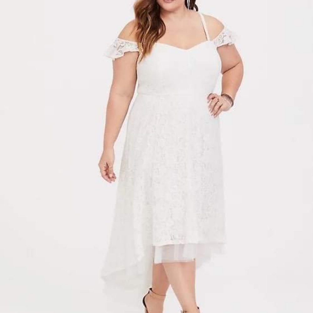 TORRID Ivory Lace Hi-Lo Gown Size 14 NWT